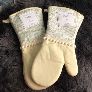 NWT Laura Ashley Oven Mitts Bundle